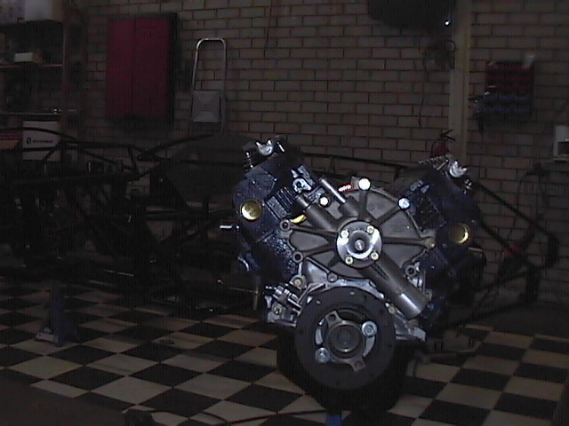Motor met chassis op achtergrond